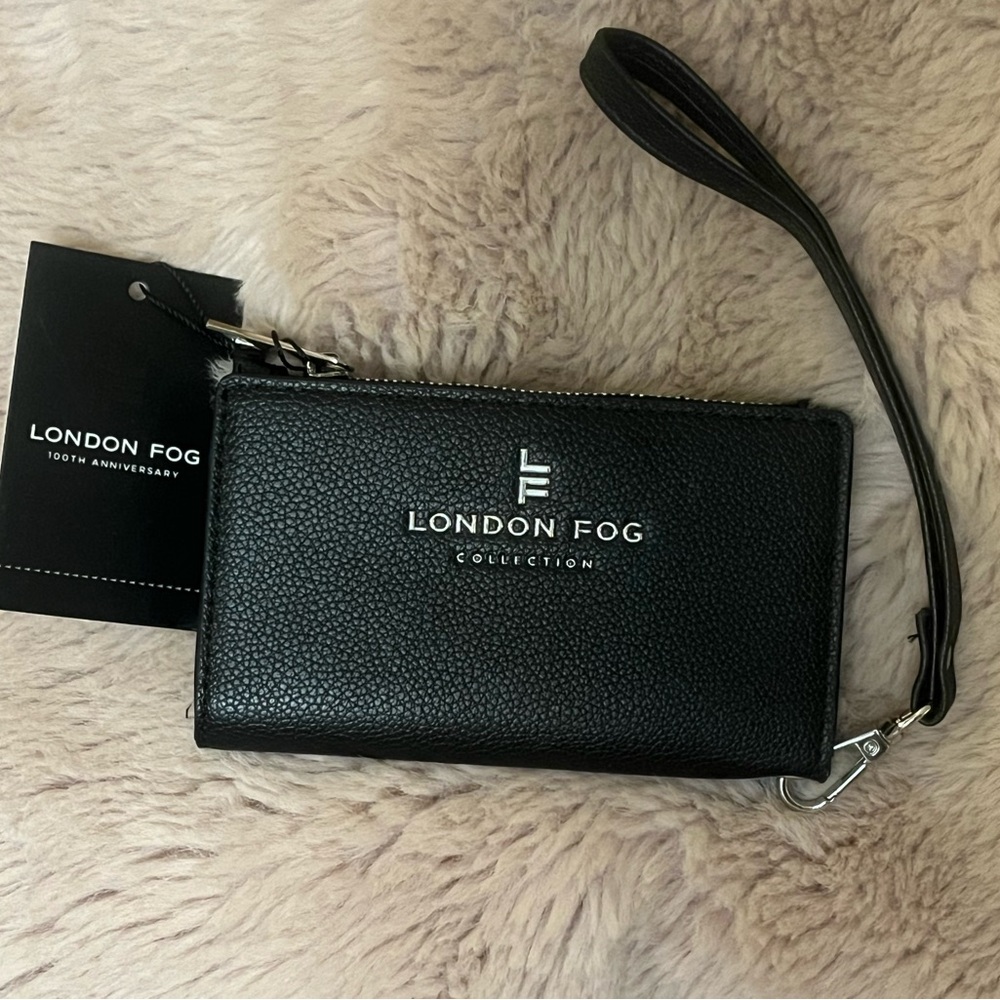 🆕‎ London Fog Black Wristlet.  NWT